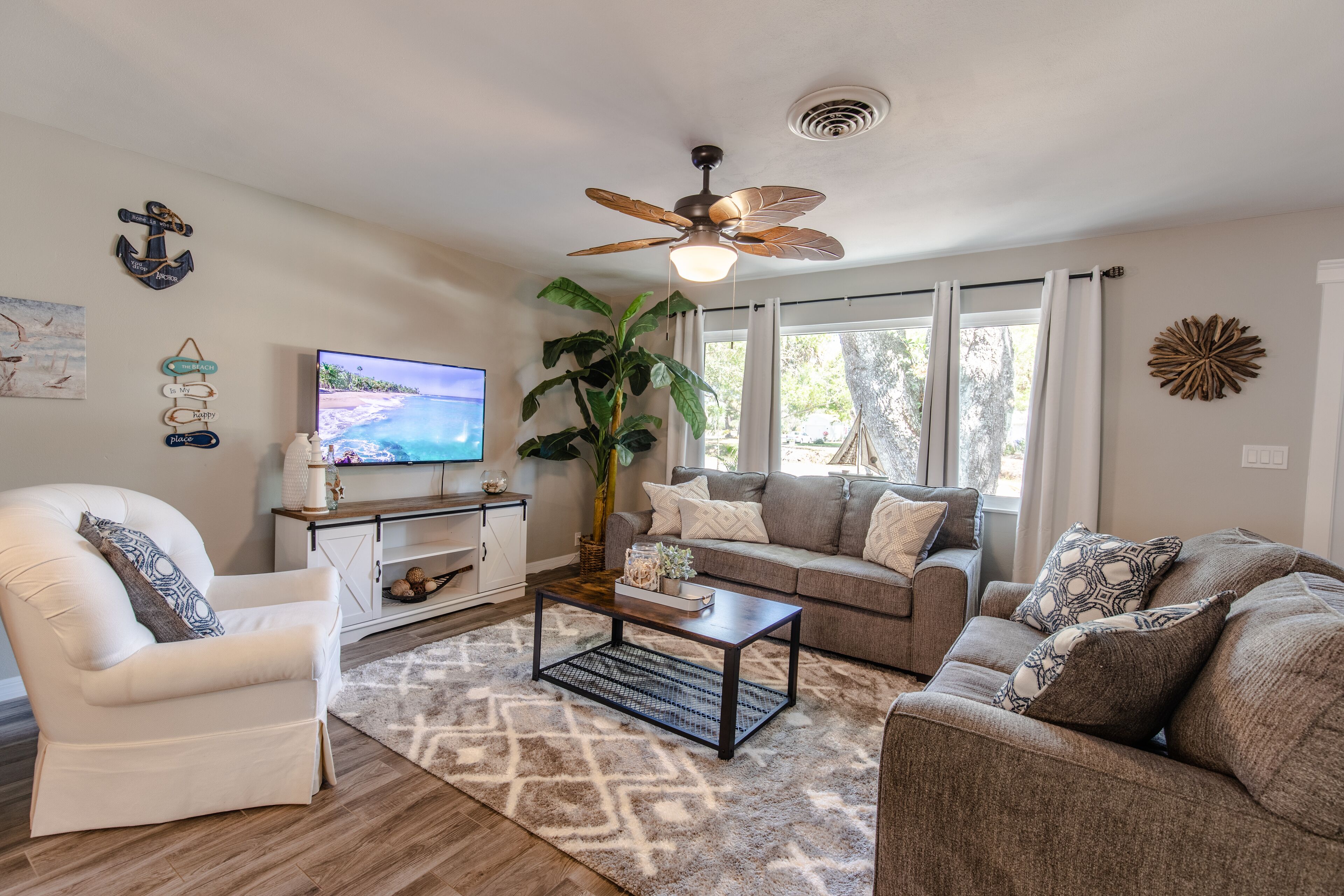 A Vero Oasis-Soaking pool, lanai w/ amenities