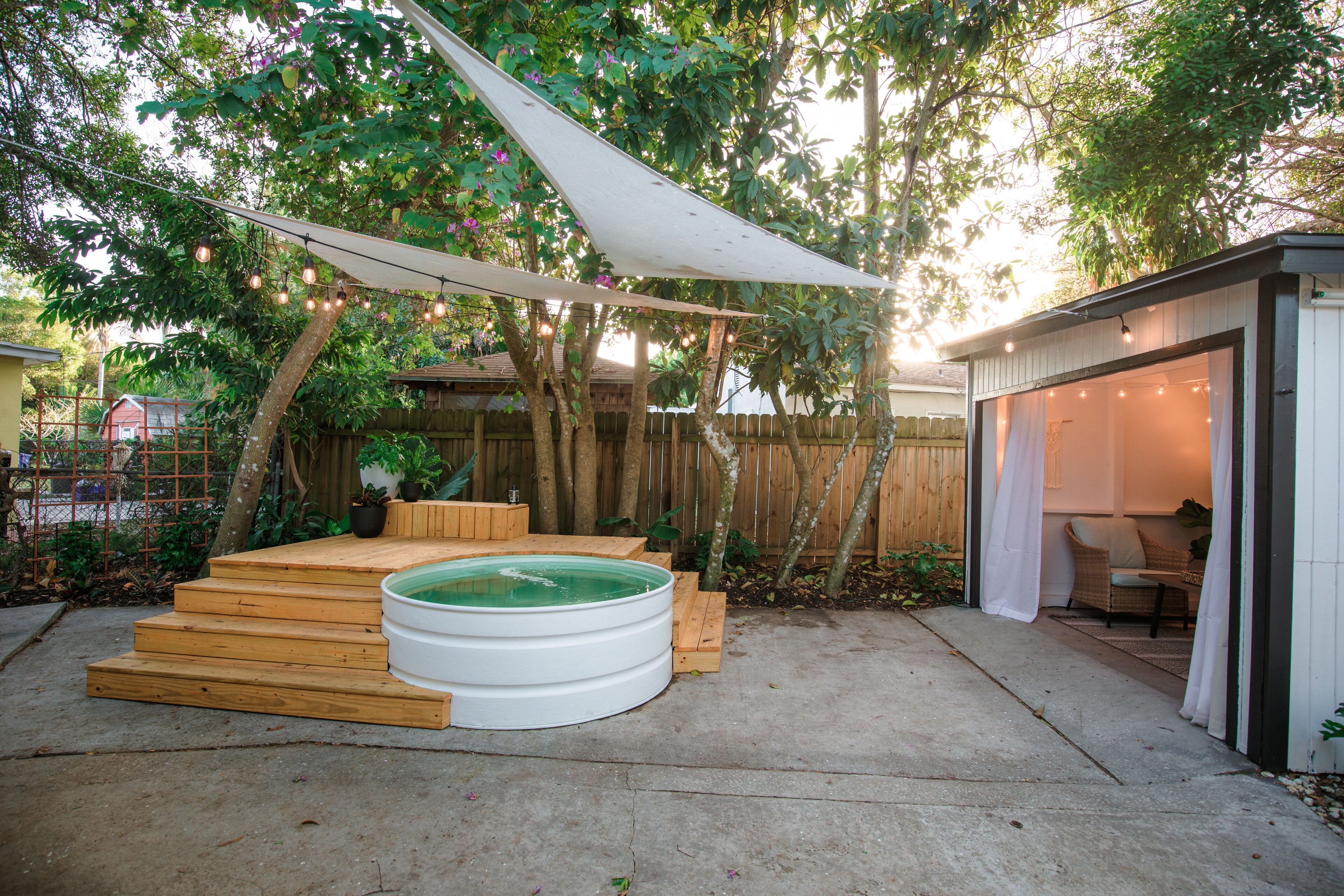 A Vero Oasis-Soaking pool, lanai w/ amenities