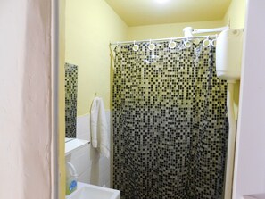 Dusche, Handtücher, Seife, Toilettenpapier