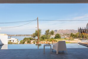 A modern outdoor pool area with a clear view of a mountainous landscape and a body of water. - Villa Valentina Chania (Chania)