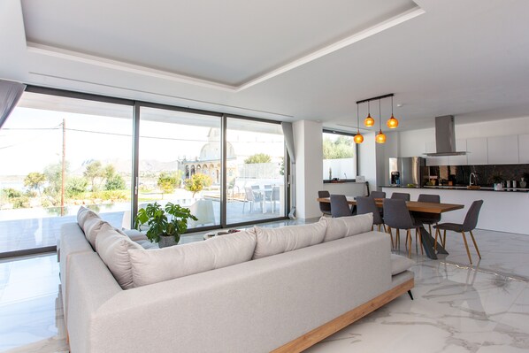 64 インチのLED テレビ (デジタル放送視聴可)、テレビ、暖炉