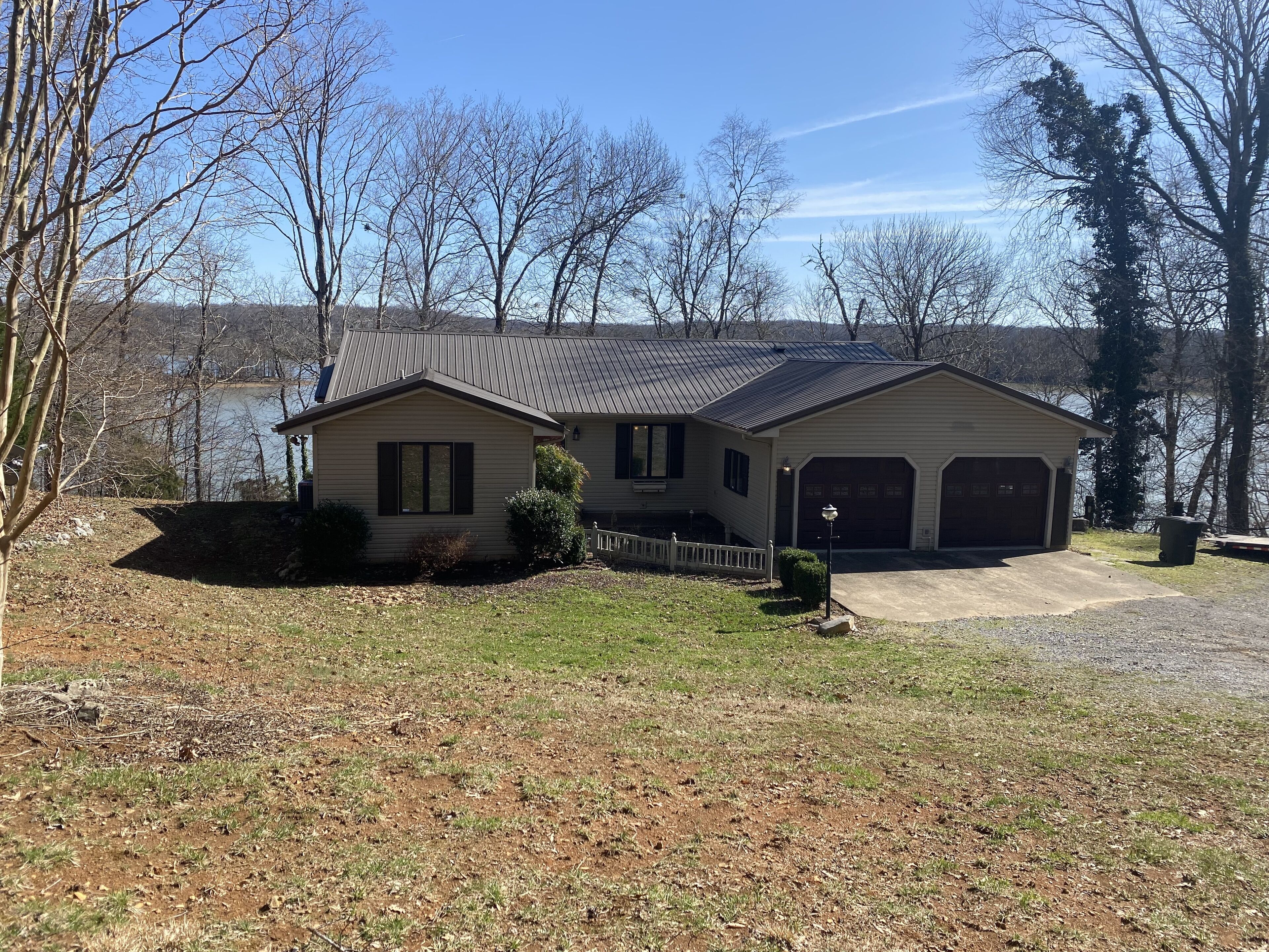 Lakefront home with gorgeous views of Lake Barkley