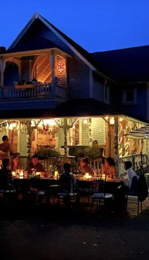 Outdoor dining - Vineyard charm island memories (Oak bluffs)
