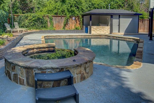 Entire Spacious, Cozy home with backyard retreat