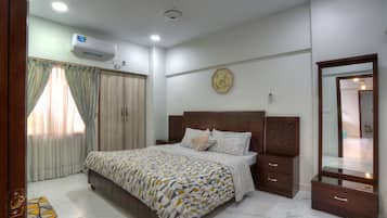 2 bedrooms, desk, iron/ironing board, travel crib