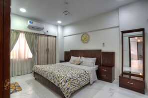 2 habitaciones, escritorio y tabla de planchar con plancha 