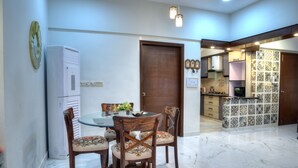 Un coin repas comprenant une table ronde, quatre chaises et un élément décoratif central.