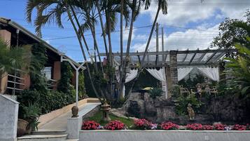 Piscina externa, espreguiçadeiras