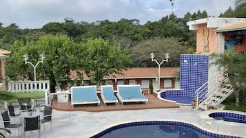 حمّام سباحة خارجي، مقاعد للتشمس