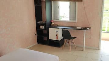 غرفة ديلوكس مزدوجة | ميني بار وخزنة داخل الغرفة ومكتب ومساحة عمل للكمبيوتر المحمول