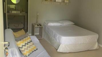 Deluxe Room | Minibar, in-room safe, desk, laptop workspace