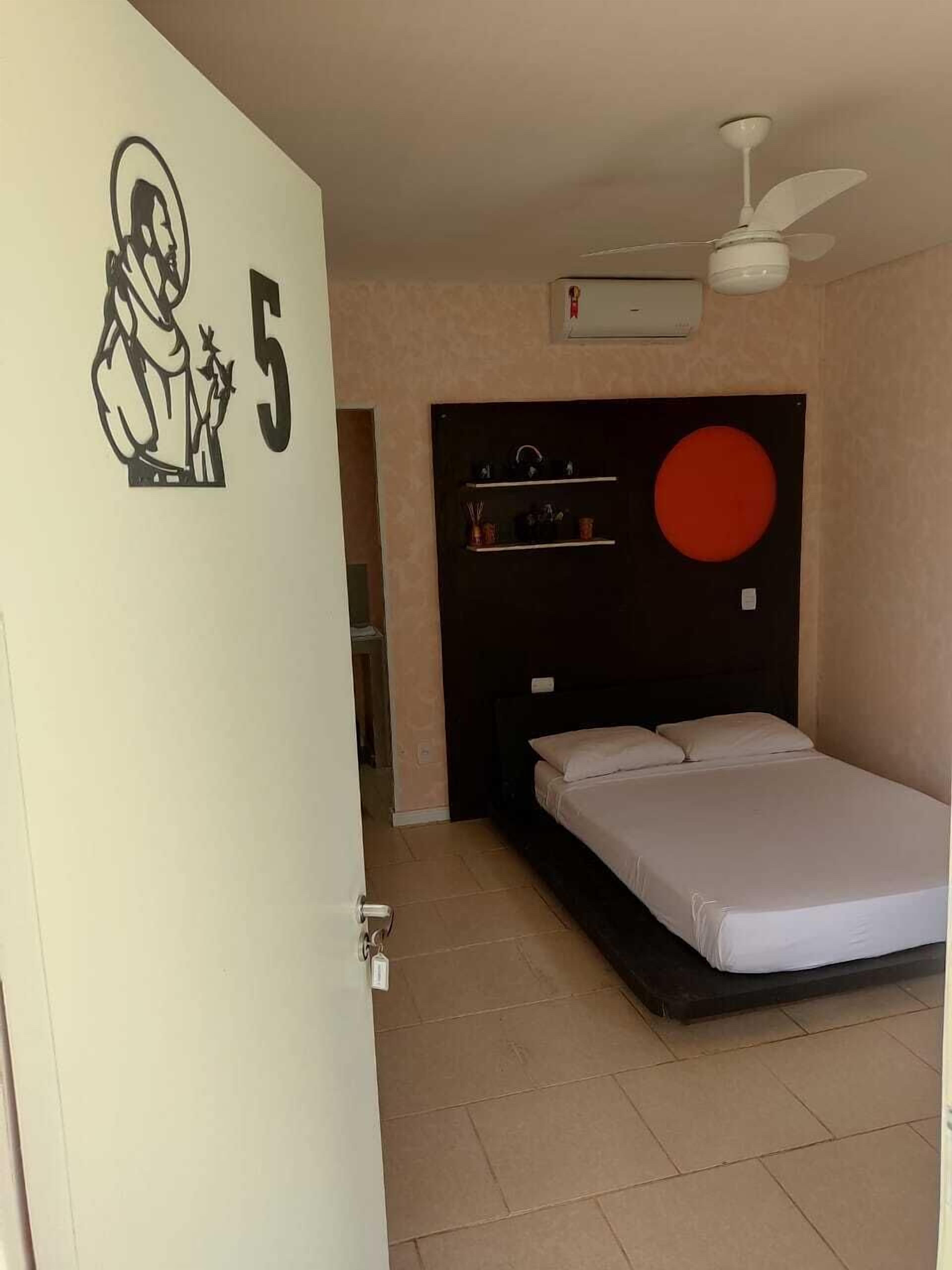 ميني بار وخزنة داخل الغرفة ومكتب ومساحة عمل للكمبيوتر المحمول