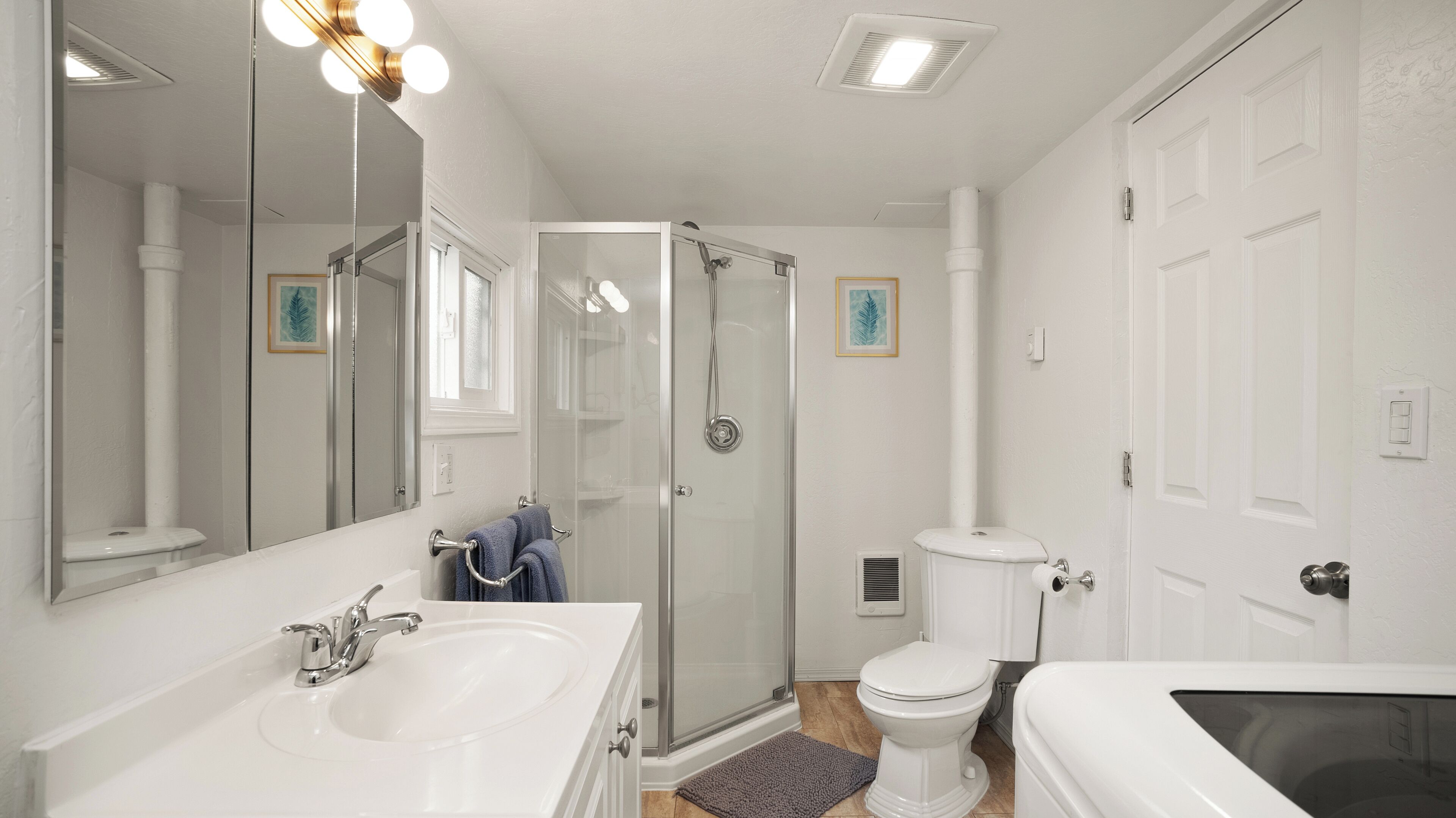 Suihku, hiustenkuivaaja, pyyhkeet, saippua