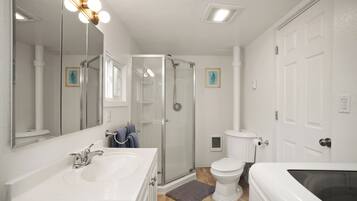 Suihku, hiustenkuivaaja, pyyhkeet, saippua