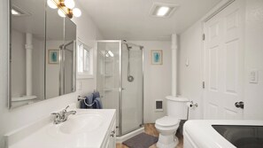 Shower, hair dryer, towels, soap - Downtown CDA Tiny House-Walk to the Lake (Coeur d'Alene)