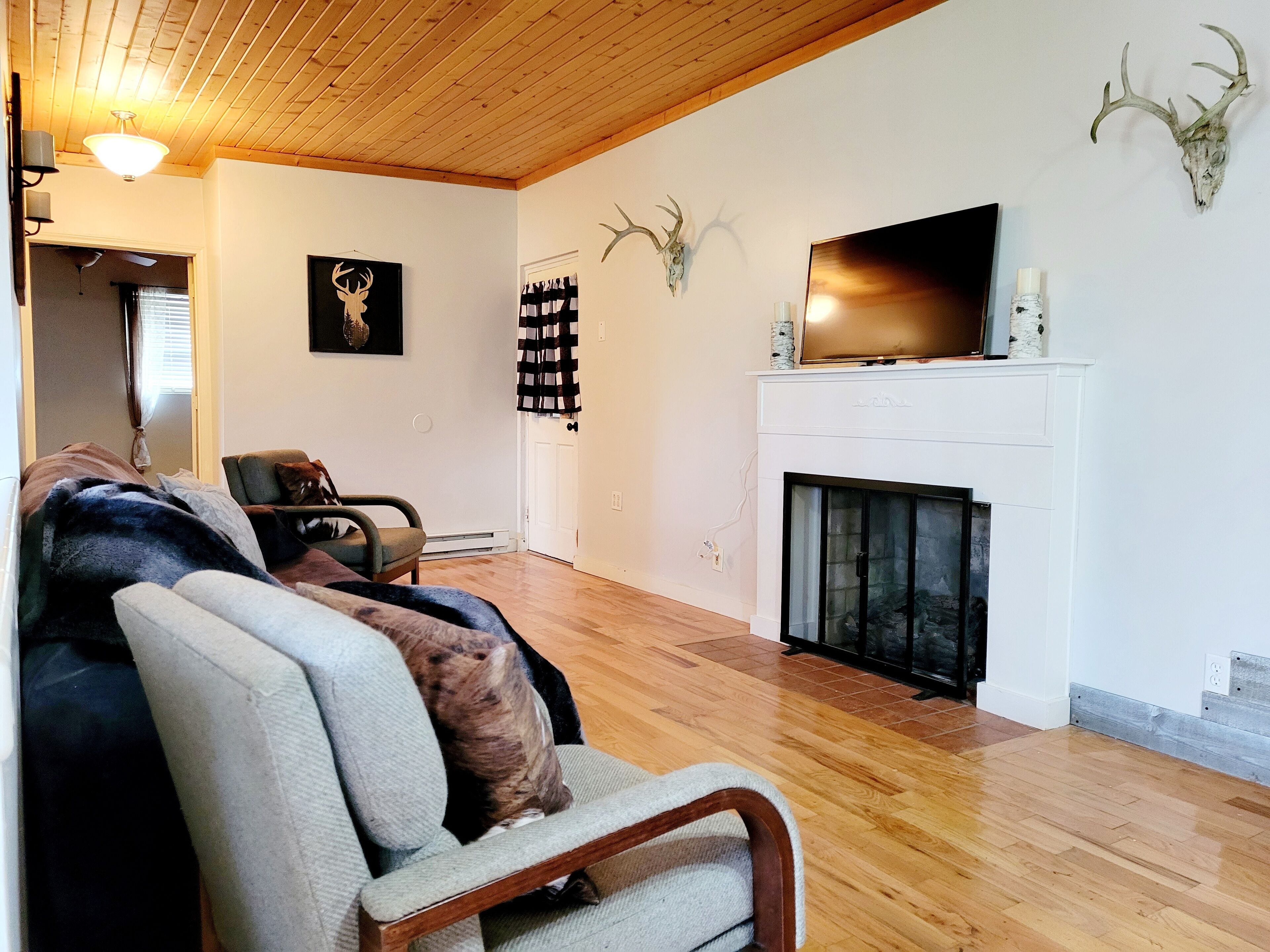 2 minutes from Jonathan's Creek boat ramp! Lake view.  Family vacation 