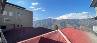 Zaha Home: The Retreat, Bhurban; 2br family place