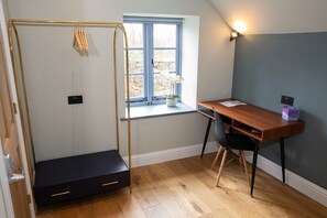 Chambre double, salle de bain attenante, vue sur le jardin (King) | Commodité de la chambre