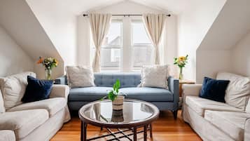 Smart TV, libros y estéreo