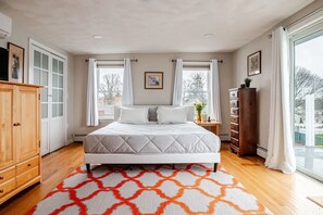 3 makuuhuonetta, työpöytä, silitysrauta/-lauta, vauvan matkasänky