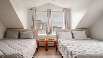 3 habitaciones, escritorio y tabla de planchar con plancha