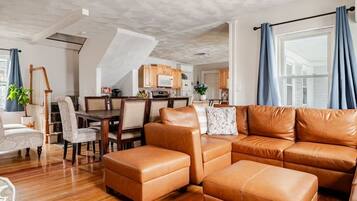 Una Smart TV, libros, un reproductor estéreo