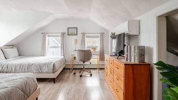 3 habitaciones, escritorio y tabla de planchar con plancha