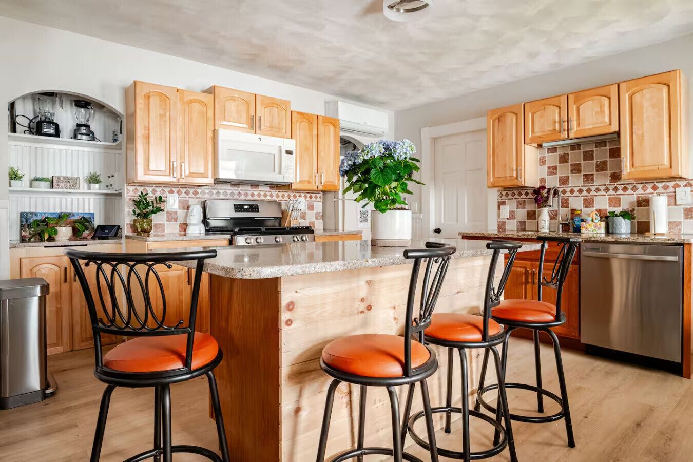 Coffee/tea maker, fridge, microwave, oven