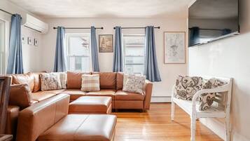 Smart TV, libros, estéreo