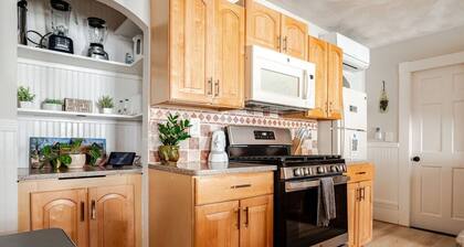 NEW! Family-Friendly Getaway < 1 Mi to Dtwn Salem! w Roof Deck & Tiki Bar