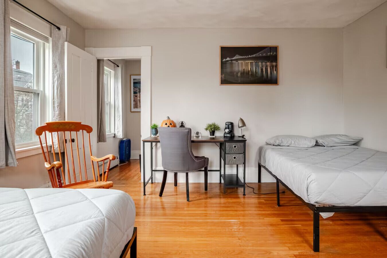 3 slaapkamers, een bureau, een strijkplank/strijkijzer, reisbedje