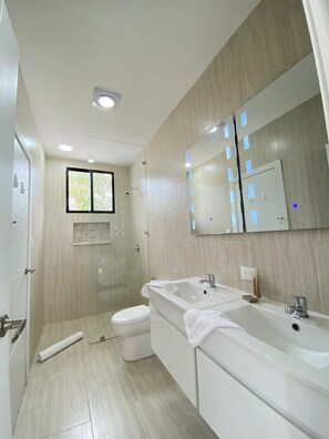 Dusche, Haartrockner, Bidet, Handtücher