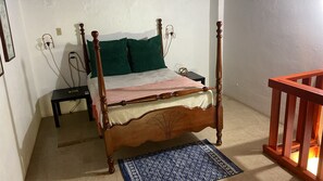 1 dormitorio, tabla de planchar con plancha, wifi y ropa de cama