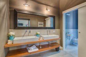 Dusche, Haartrockner, Bidet, Handtücher