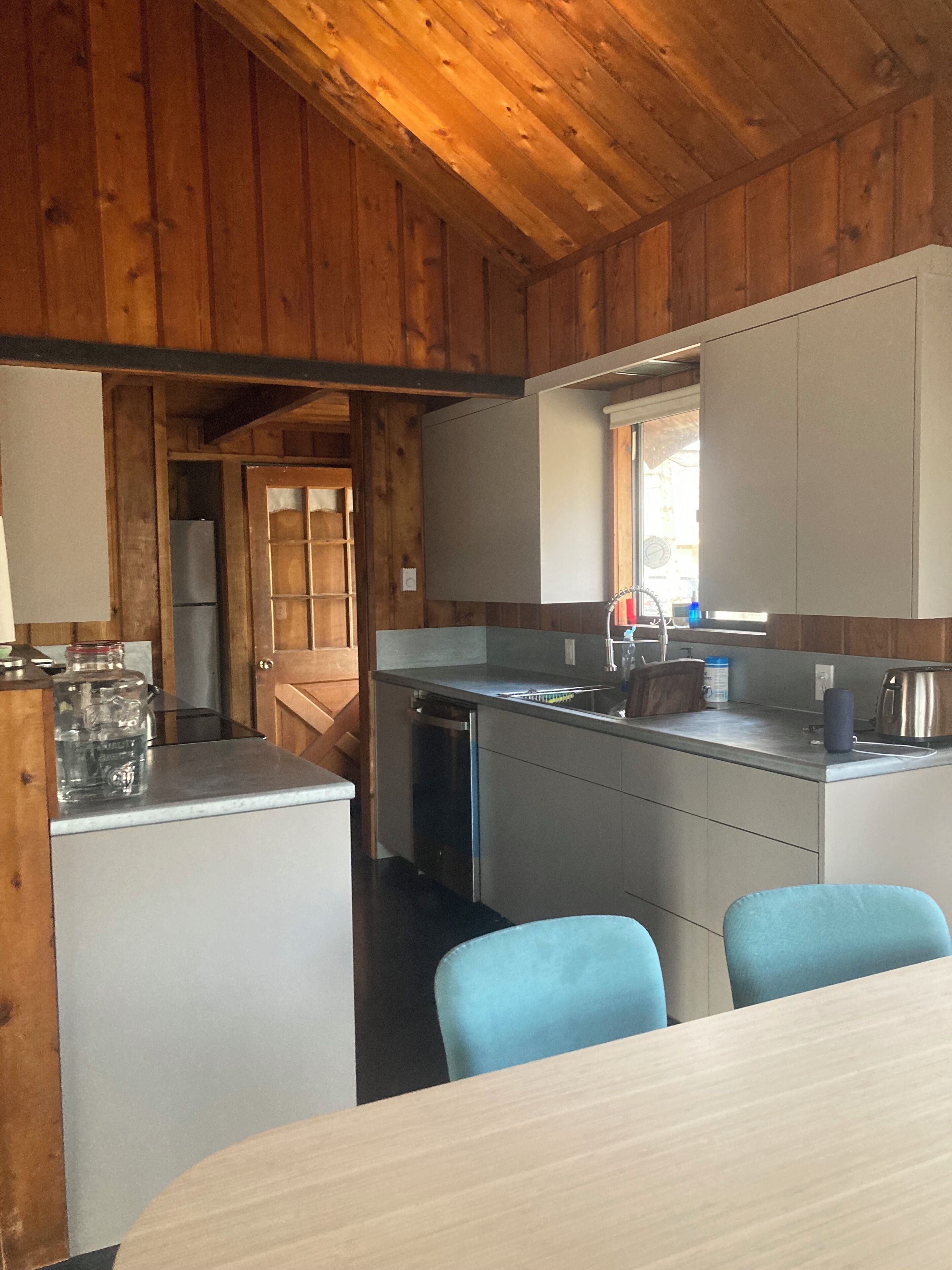 Coffee/tea maker, fridge, oven, dishwasher