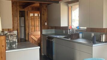 Coffee/tea maker, fridge, oven, dishwasher