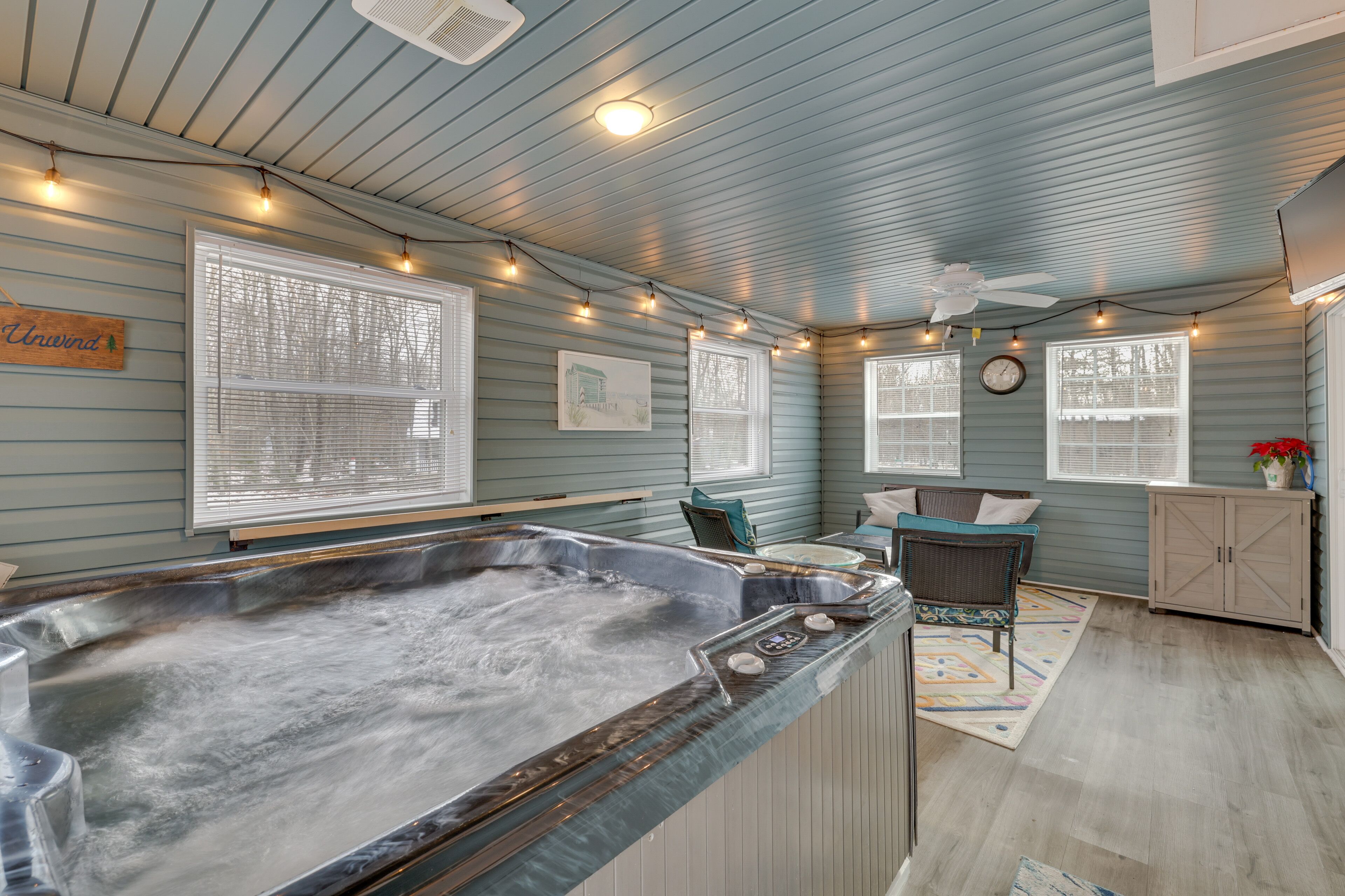 Pocono Lake Cottage w/ Private Indoor Hot Tub
