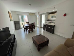 Living area - T3 apartment in the city center, port shops and beach on foot for 4 (SANARY SUR MER)