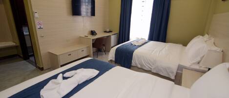 Tweepersoonskamer, uitzicht op zee | Een minibar, een kluis op de kamer, een laptopwerkplek, gratis wifi