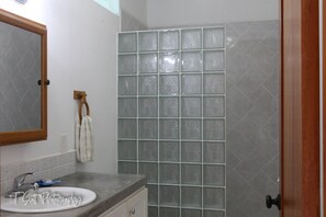Douche, sèche-cheveux, serviettes fournies, savon