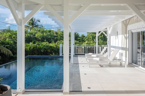 Villa Jade - Villa créole de charme haut de gamme, Piscine privée & vue mer