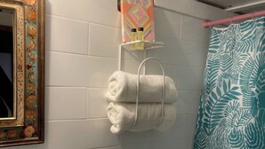 Un baño con inodoro, lavabo y cortina de ducha.