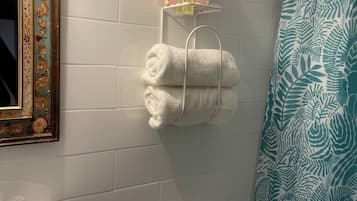 Combined shower/tub, hair dryer, towels