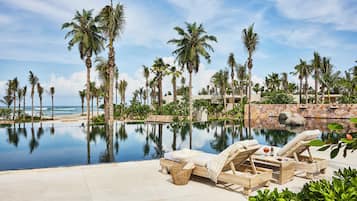 3 من حمّامات السباحة الخارجية، كبائن (بتكلفة إضافية)