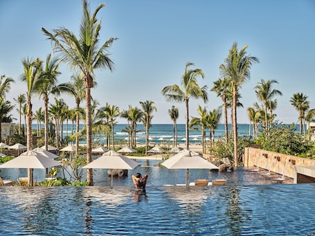 3 piscinas al aire libre, camas de piscina con cargo, sombrillas