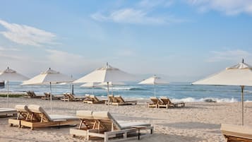 Privatstrand, weißer Sandstrand, Liegestühle, Sonnenschirme