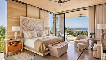Un dormitorio moderno con una cama grande, una mesita de noche, una silla, un pequeño reposapiés y vistas al exterior.