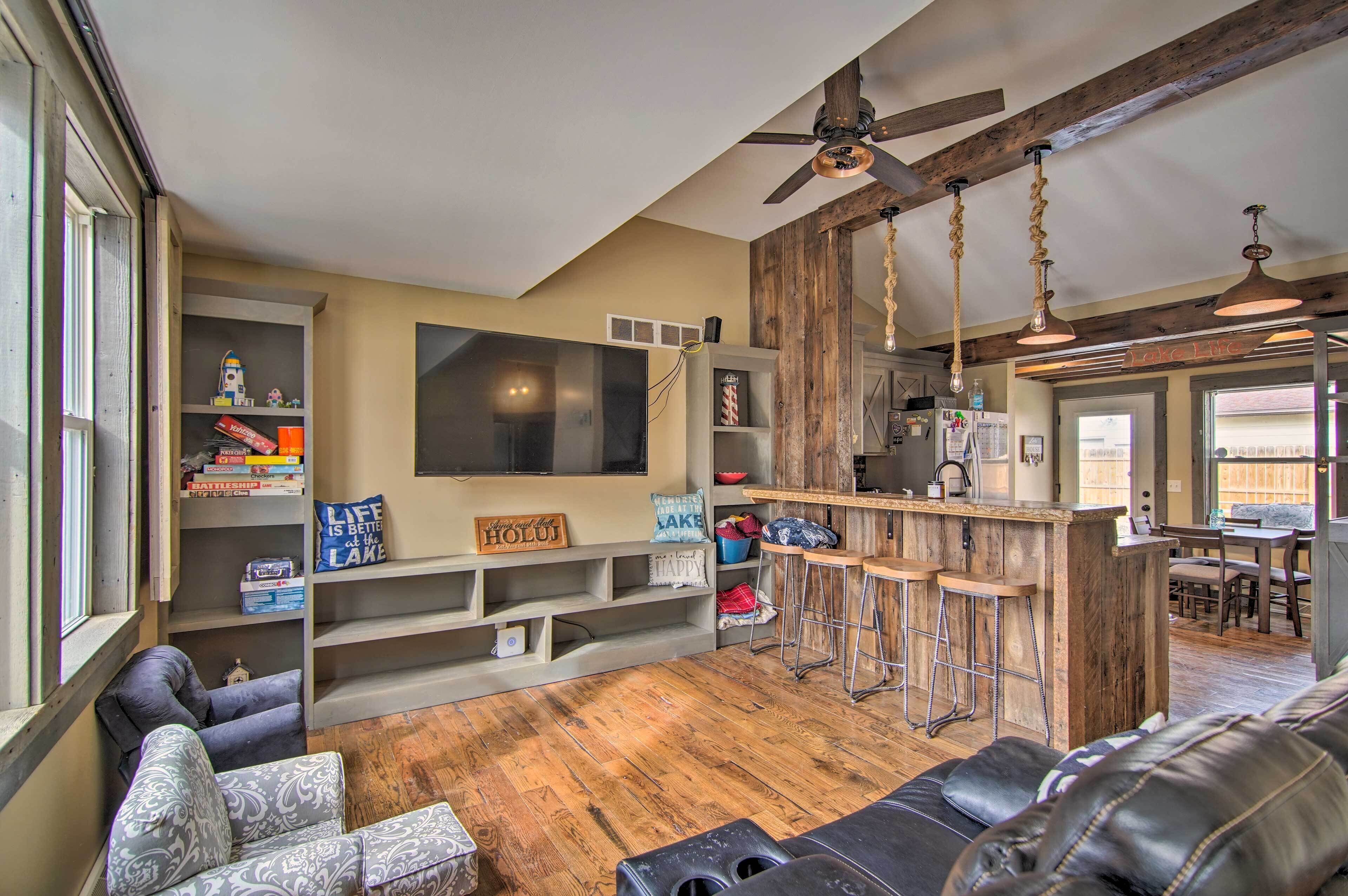 Charming Retreat - Walk to Lake Koshkonong!