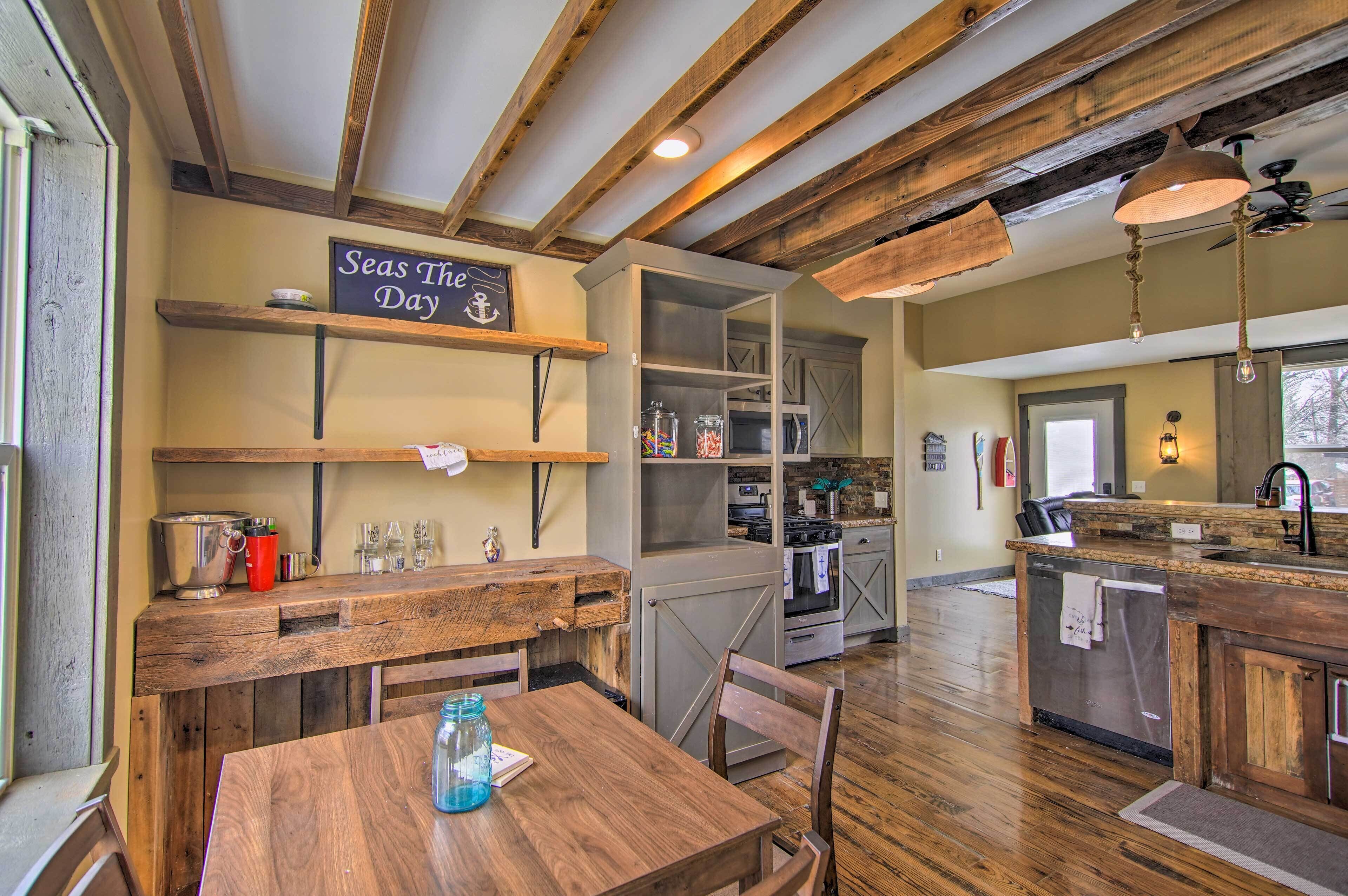 Charming Retreat - Walk to Lake Koshkonong!