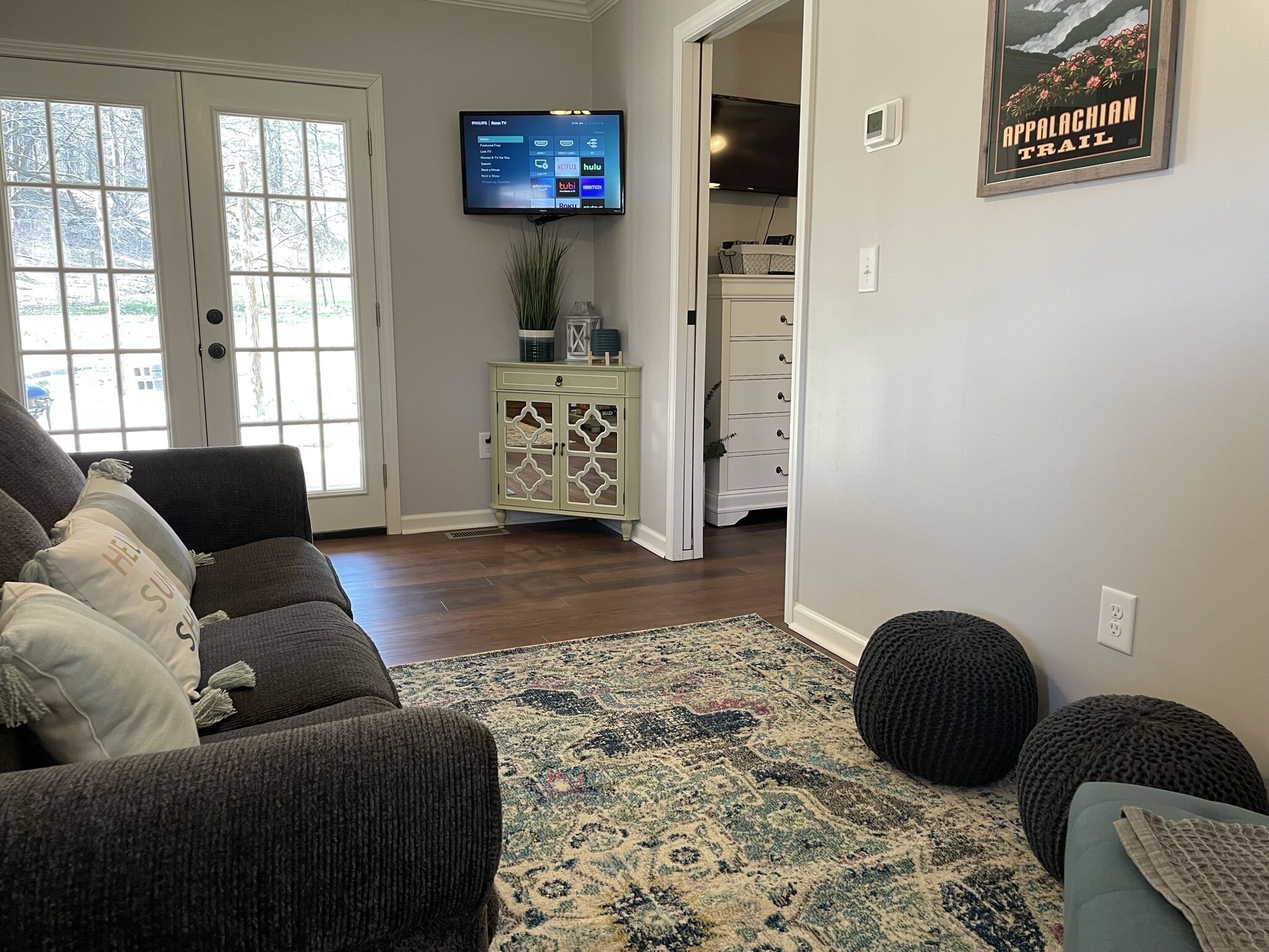 Cozy, convenient to Johnson City, private, pet friendly cottage! 